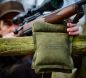Preview: Vorderschaft-Gewehrauflage aus Leder liegend auf der Kanzelbrüstung
