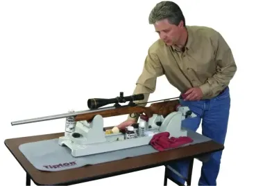 Preview: Gewehrschraubstock Tipton Best Gun Vise mit eingespanntem Gewehr zur Reinigung