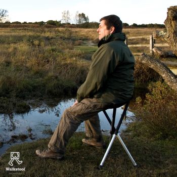 Preview: Zusammengeklappter Walkstool Dreibeinstuhl in der mitgelieferten Umhängetasche.
