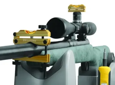 Preview: Nahaufnahme der CNC-gefrästen Wheeler Laufwasserwaage mit Einstellknopf montiert am Waffenlauf.