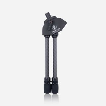 Preview: Das ultraleichte Spartan Javelin Lite Bipod montiert an einer Jagdbüchse im Anschlag.
