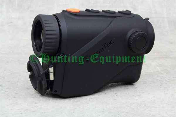 Jäger bei der Pirschjagd mit der kompakten ThermTec Cyclone 625 Wärmebildkamera in der Hand