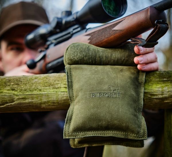 Vorderschaft-Gewehrauflage aus Leder liegend auf der Kanzelbrüstung