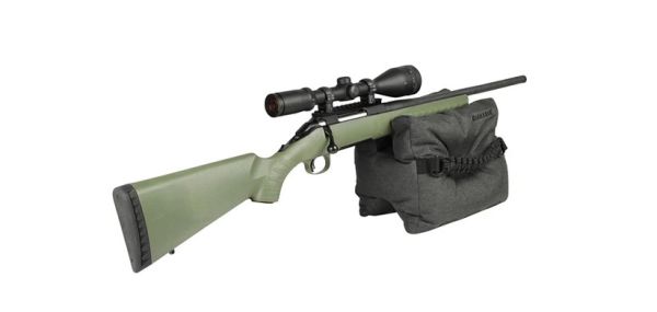 Auf der Schießbank platzierte Allen Eliminator Gewehrauflage mit aufgelegtem Jagdgewehr.