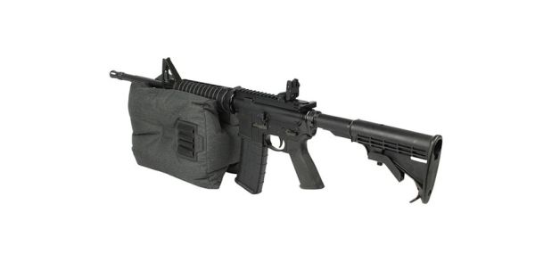 Auf der Schießbank platzierte Allen Eliminator Gewehrauflage mit aufgelegtem Jagdgewehr.