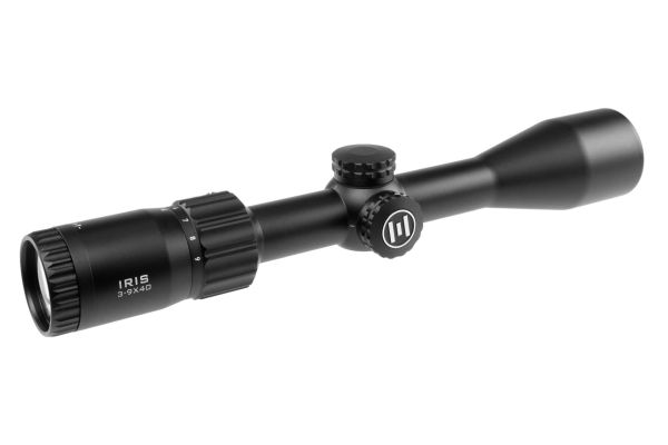 Element Optics IRIS 3-9x40 SFP Zielfernrohr mit montierten Flip-Up Schutzkappen und Throw Lever.