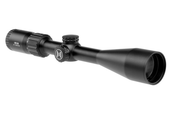 Element Optics IRIS 4-12x44 SFP Zielfernrohr mit montierten Flip-Up Schutzkappen und Throw Lever.