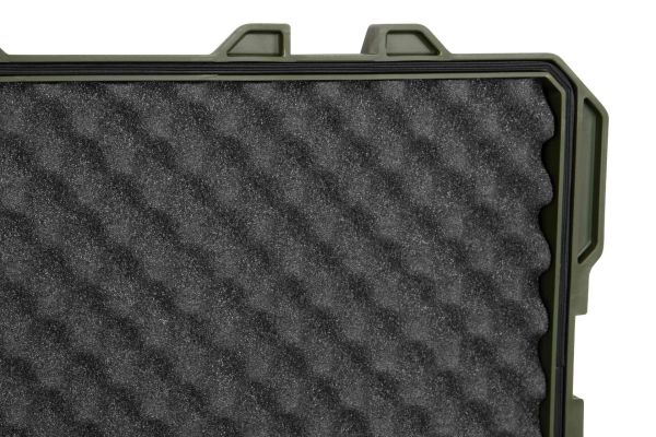 Geöffneter GSG Gewehrkoffer OD Green mit anpassbarem Pick-n-Plug Würfelschaumstoff.