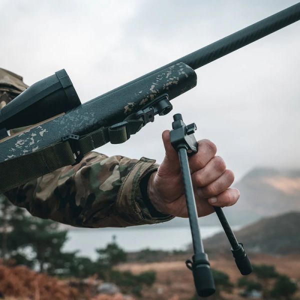 Nahaufnahme des patentierten Magnet-Befestigungskopfs aus 7075 Aluminium beim Spartan Javelin Bipod.