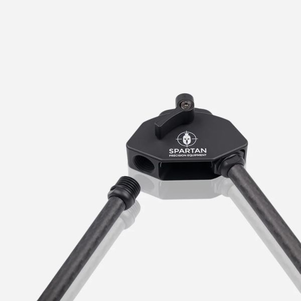 Rutschfeste Gummikappen und freigelegte Metalldorne der Carbonbeine des Spartan Javelin Lite.