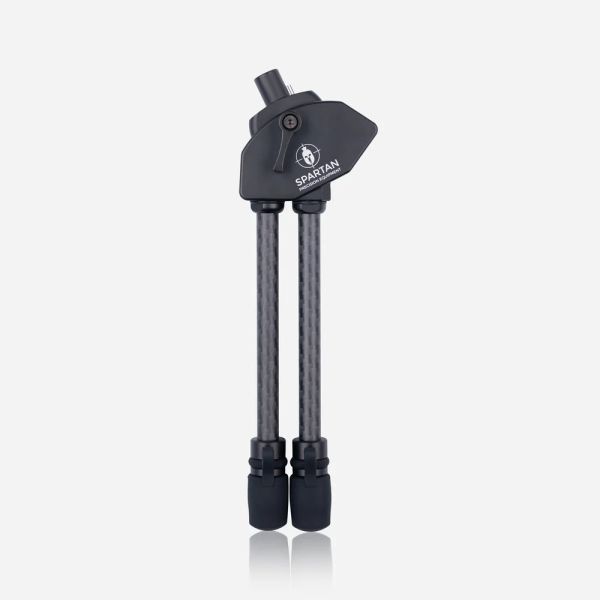 Das ultraleichte Spartan Javelin Lite Bipod montiert an einer Jagdbüchse im Anschlag.